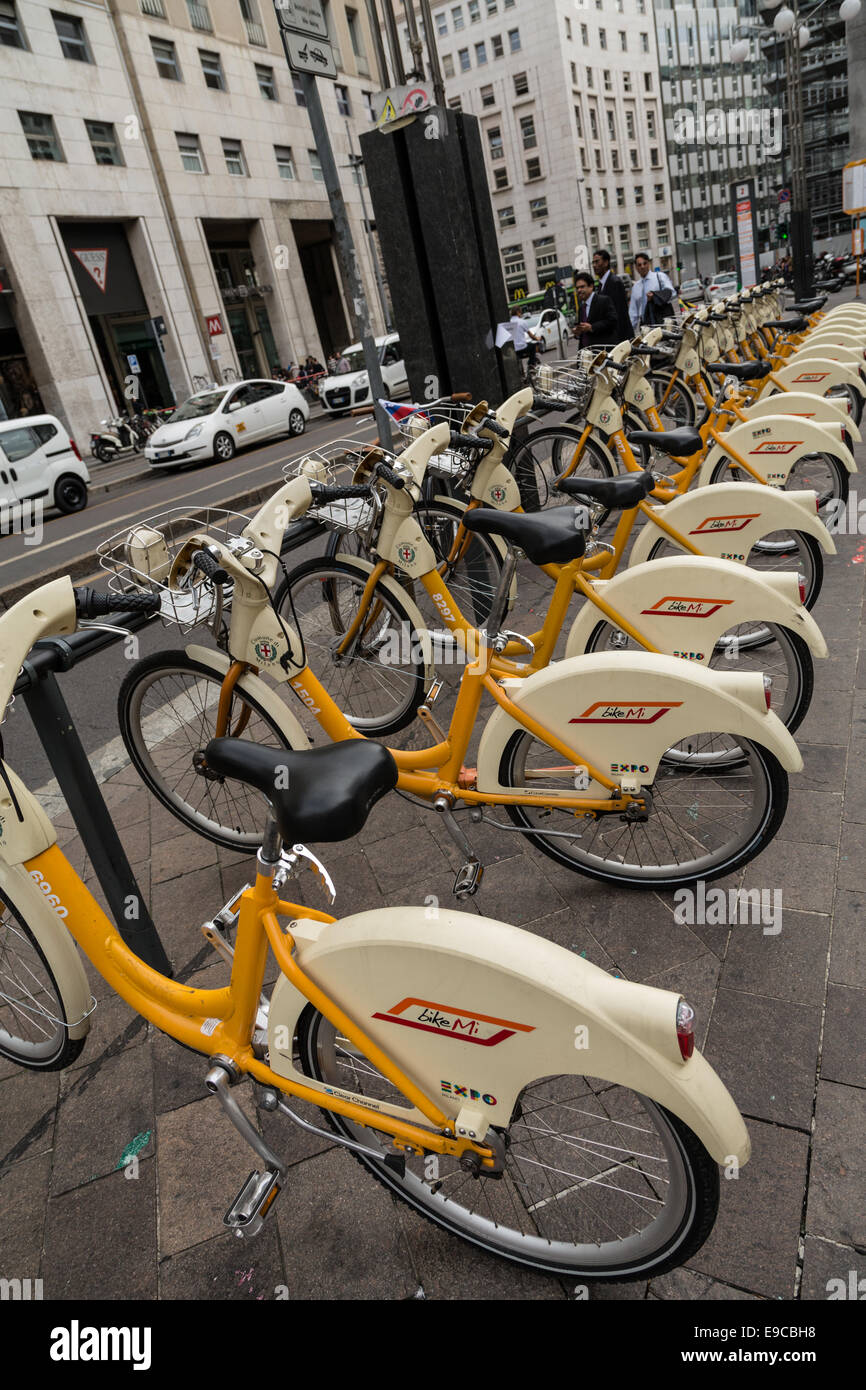 Pubblico di biciclette in Piazza San Babila, Milano, Italia Foto Stock