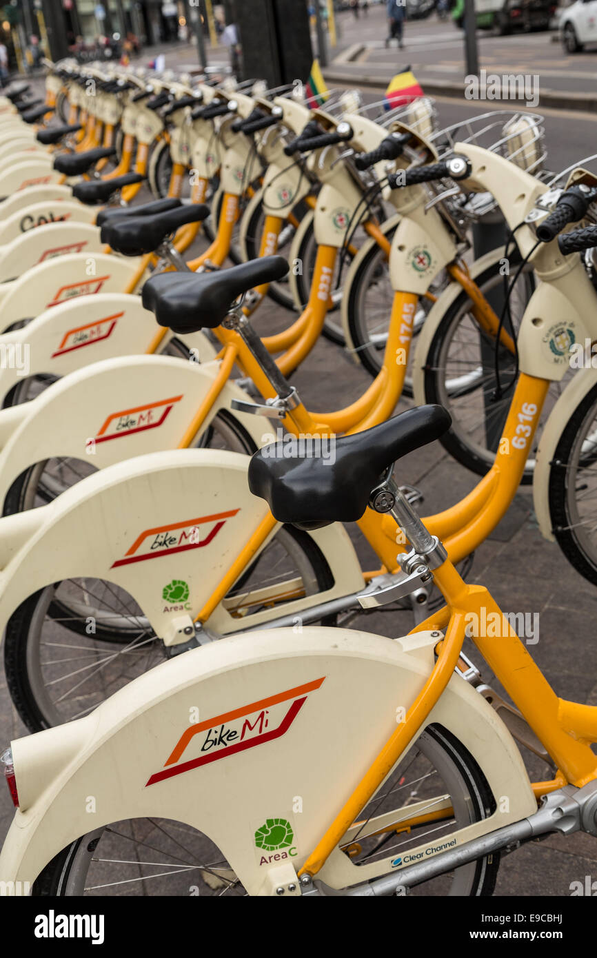 Pubblico di biciclette in Piazza San Babila, Milano, Italia Foto Stock