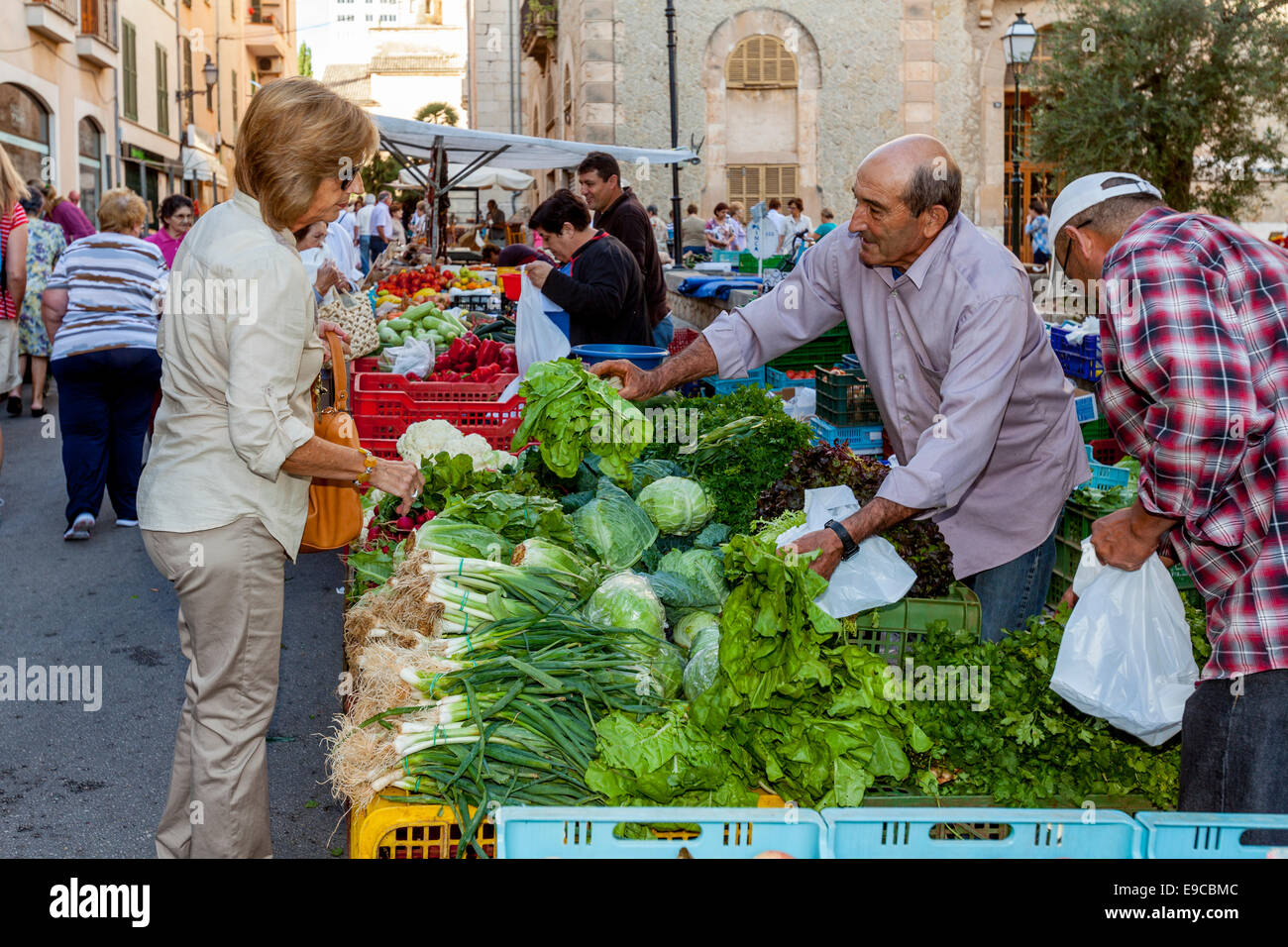 Donne locali acquistare verdure al mercato del giovedì in Inca, Mallorca - Spagna Foto Stock