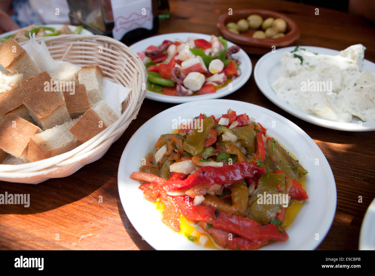Serve una vasta gamma di tapas spagnole con il pane in un ristorante Foto Stock