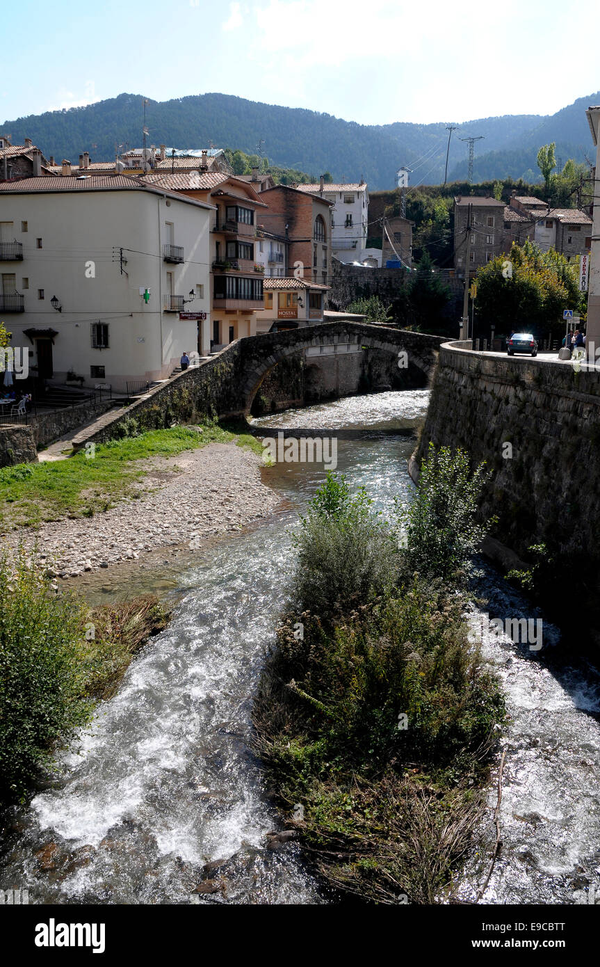 'Pont Vell' (Puente Viejo) de estilo romanico, formado por onu arco de medio punto, construido entre los siglos XII y XIII.restau Foto Stock