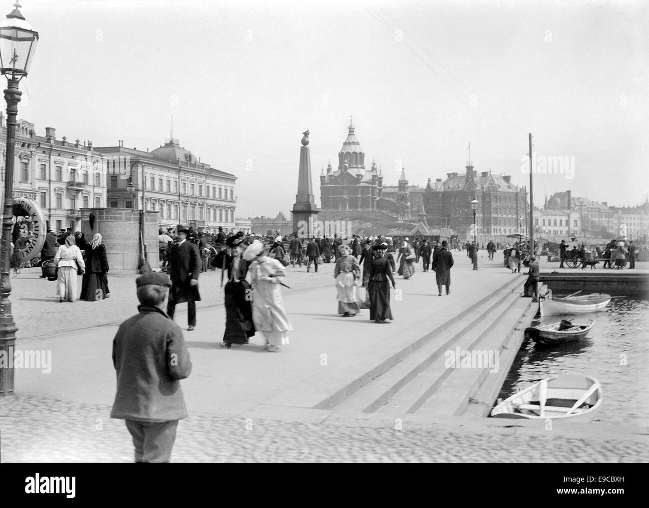 Un'immagine storica della Piazza del mercato di Helsinki, scattata tra il 1890 e il 1910. La fotografia cattura l'atmosfera vivace della piazza, riflettendo i cambiamenti culturali e architettonici della città durante questo periodo. Foto Stock