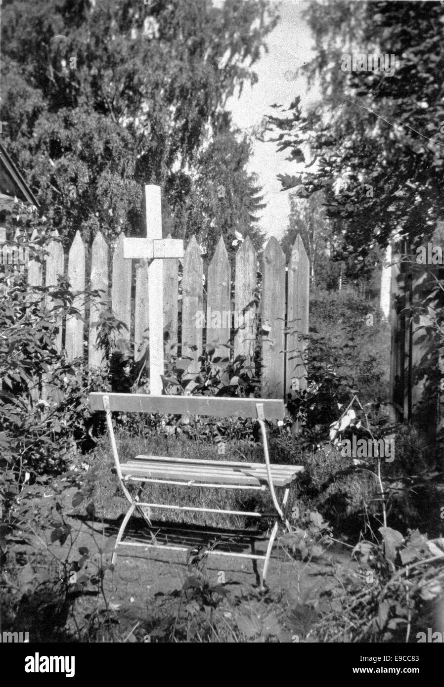 Un'immagine della croce di legno temporanea che segna la tomba di Edith Södergran, situata nel cortile di famiglia dietro le mense. La fotografia cattura il modesto memoriale del celebre poeta finlandese-svedese. Foto Stock