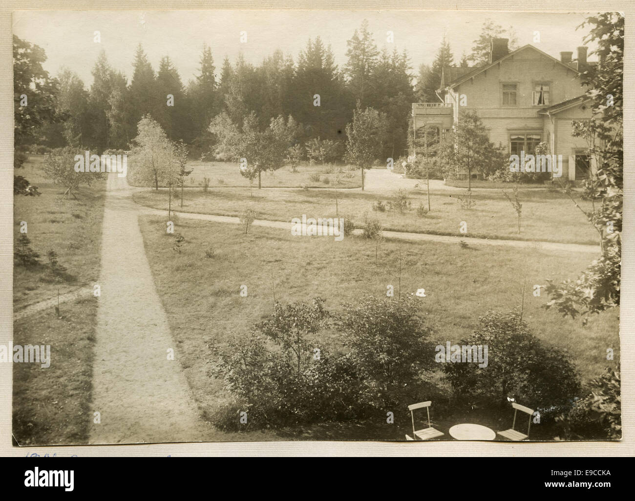 Questa immagine cattura una posizione sconosciuta in Finlandia, concentrandosi su un luogo non identificato. Esso mette in mostra il paesaggio e l'ambiente rurale, sottolineando la bellezza naturale della Finlandia. Foto Stock