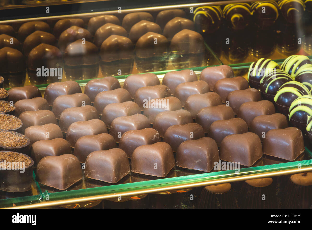 Scatola di cioccolatini in una vetrina di un negozio. Stand con cioccolatini Foto Stock