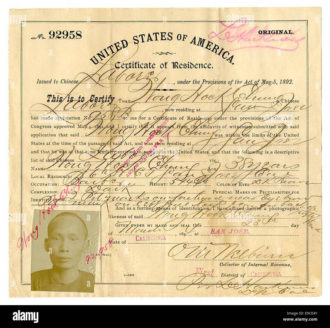 Un certificato di residenza rilasciato a Wong Hock Chung, un barbiere di 38 anni di San Jose, California. Questo documento faceva parte dei registri dell'immigrazione degli Stati Uniti durante l'era dell'esclusione cinese. Foto Stock