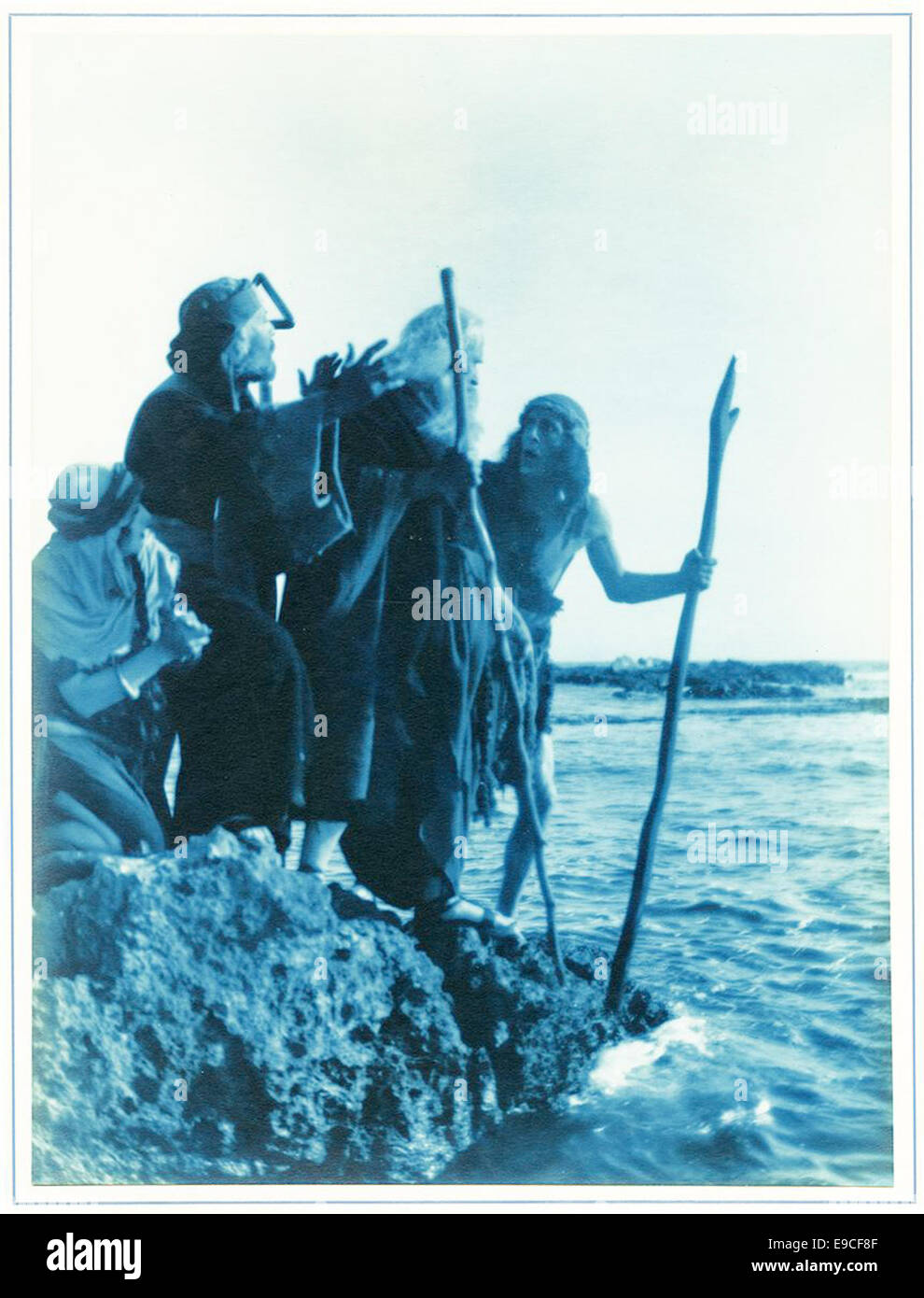 Una scena del film epico *i dieci comandamenti* diretto da Cecil B. DeMille, che mostra la grandiosità e la drammatica narrazione di questo iconico film biblico del 1956. La scena presenta set elaborati, costumi e produzioni su larga scala che hanno reso il film un punto di riferimento nel cinema di Hollywood. Foto Stock