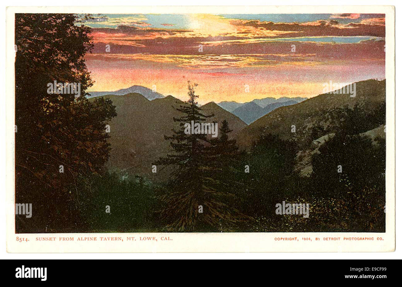 Una fotografia del tramonto vista dalla Alpine Tavern sul Monte Lowe in California. L'immagine cattura gli splendidi colori del tramonto sul paesaggio montuoso. Foto Stock