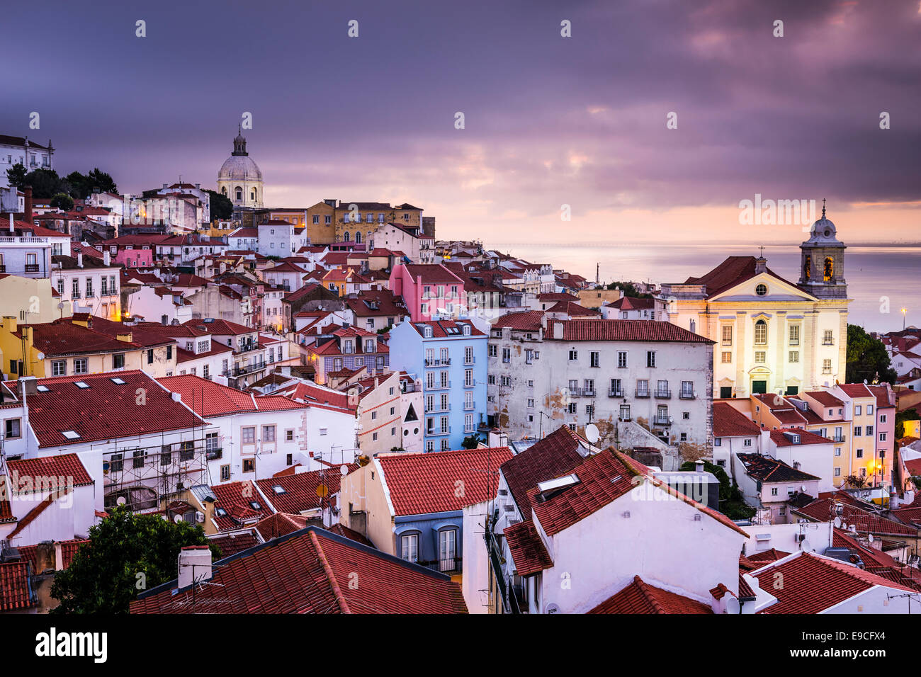 Lisbona, Portogallo skyline ad Alfama, il quartiere più antico della città. Foto Stock