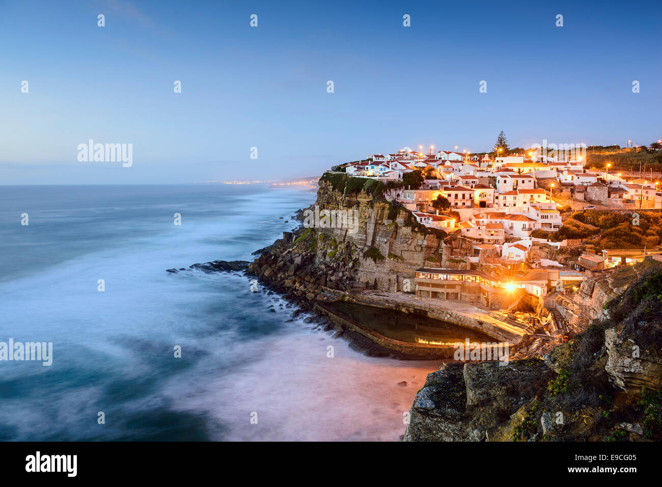 Azenhas do Mar, Sintra Portogallo townscape sulla costa. Foto Stock