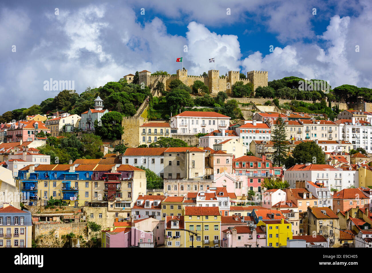 Lisbona, Portogallo skyline al castello Sao Jorge. Foto Stock