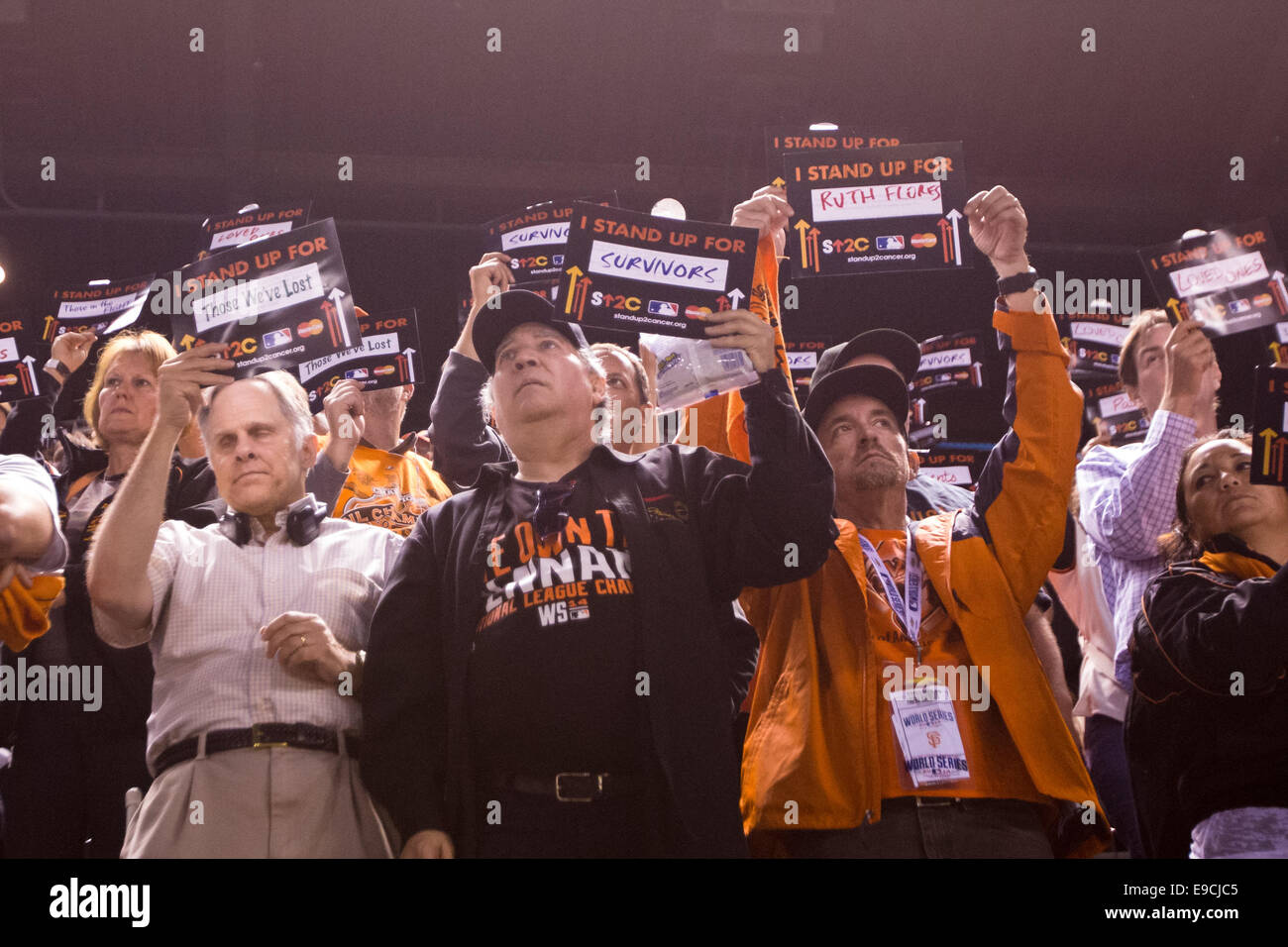 San Francisco. 24 ott 2014. California USA. I fan di alzarsi e di tenere i segni a sostegno della ricerca sul cancro, durante le fasi di gioco tre della serie mondiale tra i San Francisco Giants e il Kansas City Royals di AT&amp;T Park di San Francisco, California, Stati Uniti d'America. Credito: Azione Sport Plus/Alamy Live News Foto Stock