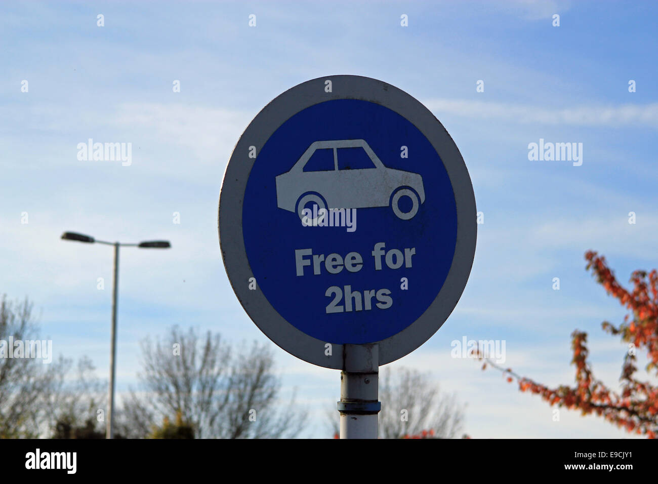 Strada segno per il parcheggio gratuito per 24 ore Foto Stock