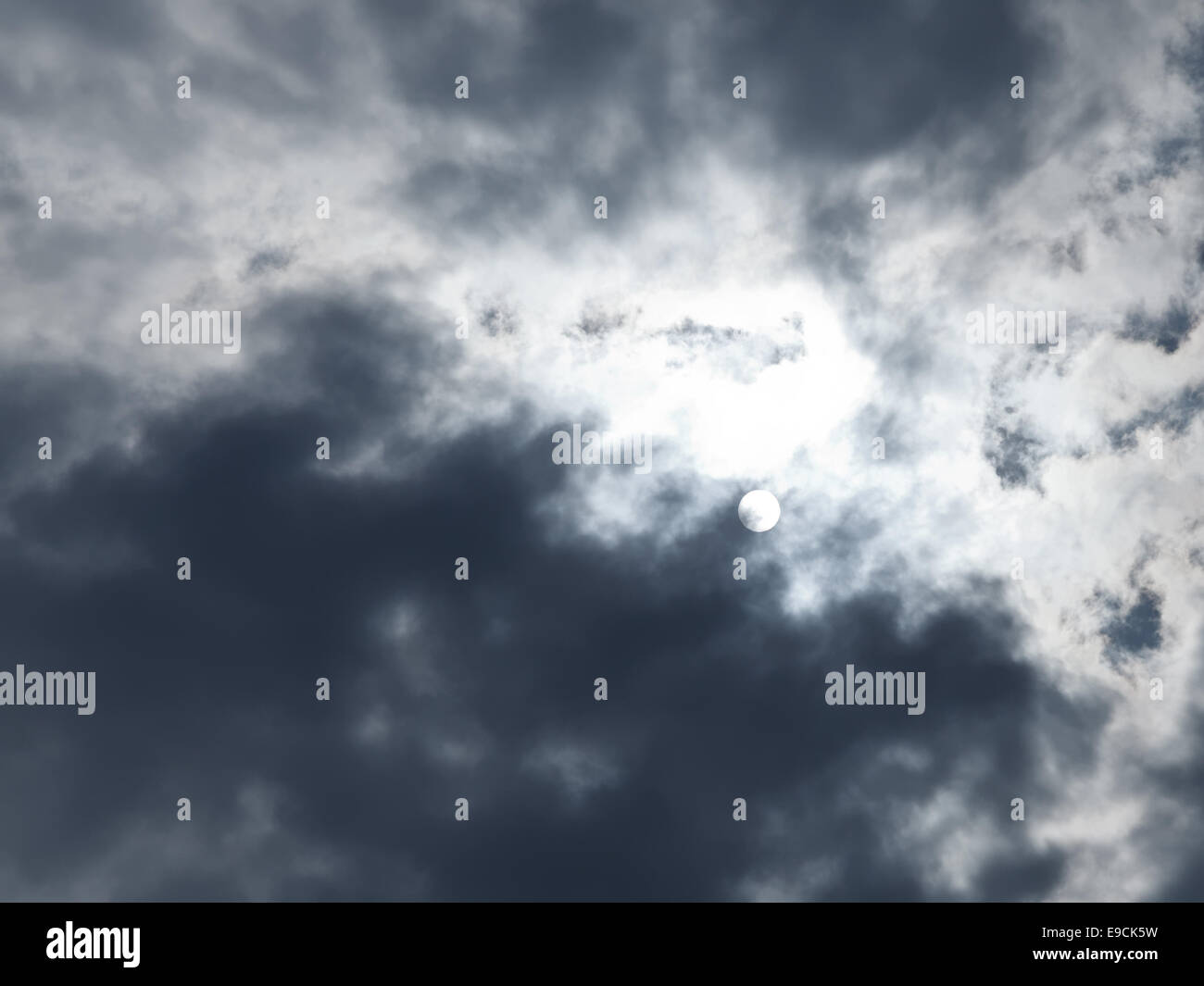 Sole bianco acceso attraverso grigio nuvole di pioggia in autunno, Crimea Foto Stock