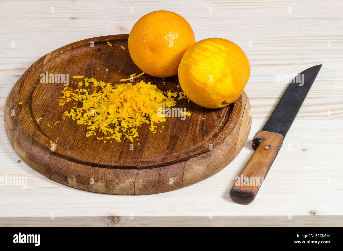 Due arancioni e zest sul tagliere di legno. Dalla serie ingredienti per dessert. Foto Stock