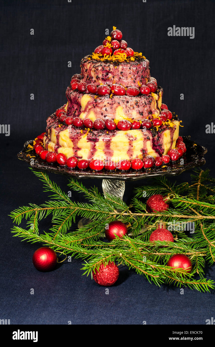 Torta di vacanze e di albero di Natale ramoscelli decorate con sfere dalla serie del Natale e del nuovo anno Foto Stock