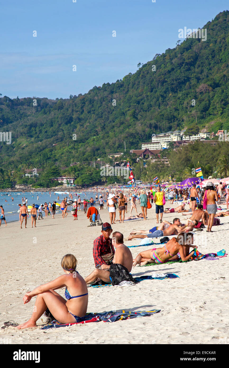 I turisti sulla spiaggia di Patong, Phuket, Tailandia Foto Stock