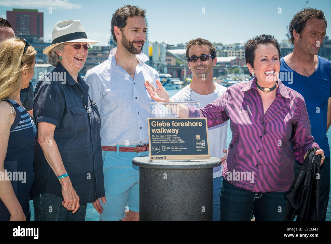 Sydney, Australia. 25 ott 2014. Il Sindaco di Sydney, Trifoglio Moore (2a da R), consiglieri e funzionari svelata la tappa finale di un 2.2-chilometro Harbour Foreshore a piedi rendendo accessibile al pubblico per la prima volta dall inizio insediamento europeo a Sydney. Credito: MediaServicesAP/Alamy Live News Foto Stock