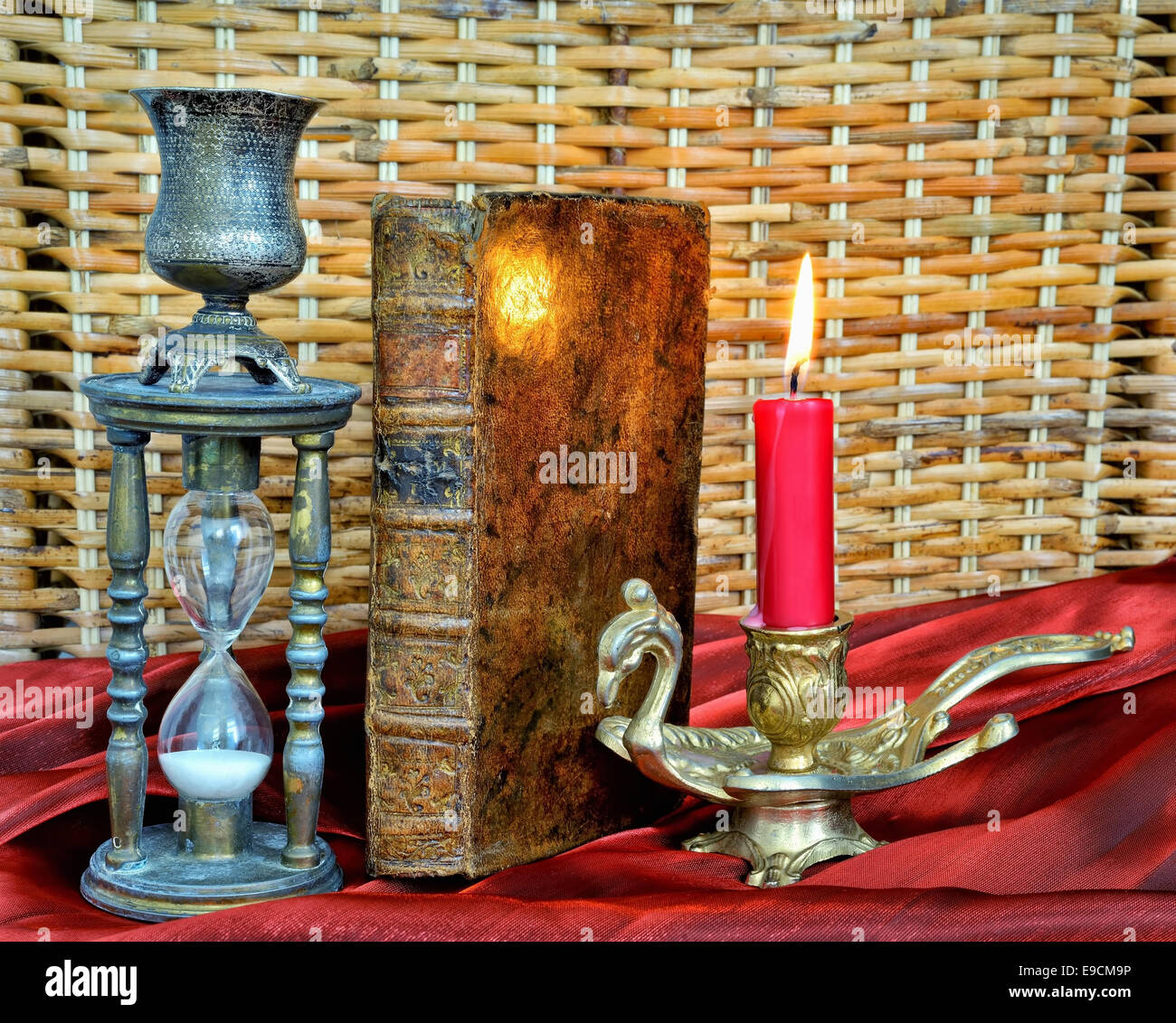 Libro antico clessidra e vintage lampadario con candela di accensione Foto Stock