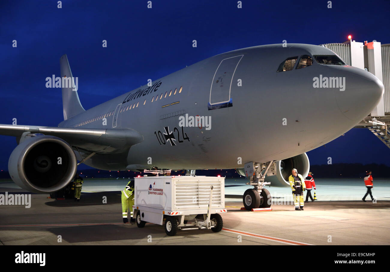Rostock-Laage, Germania. 24 ott 2014. Un tedesco air force carrier arriva con le truppe del patriota aria e la difesa missilistica unità della Bundeswehr all aeroporto di Rostock-Laage, Germania, 24 ottobre 2014. Le truppe appartengono al quinto assegnate le unità che sono state distribuite come parte del patriota aria e la difesa missilistica unità lungo il bagno turco frontiera siriana. Foto: Bernd Wuestneck/dpa/Alamy Live News Foto Stock