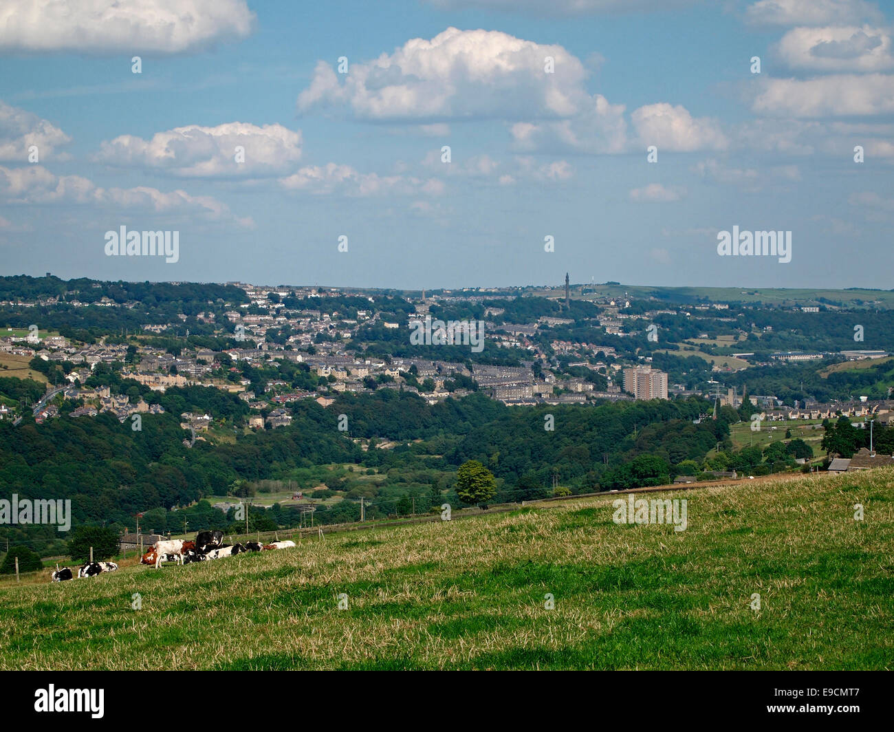 Guardando oltre la Calder Valley verso Sowerby Bridge, Calderdale, West Yorkshire, l'ambientazione della serie televisiva "Happy Valley". Foto Stock