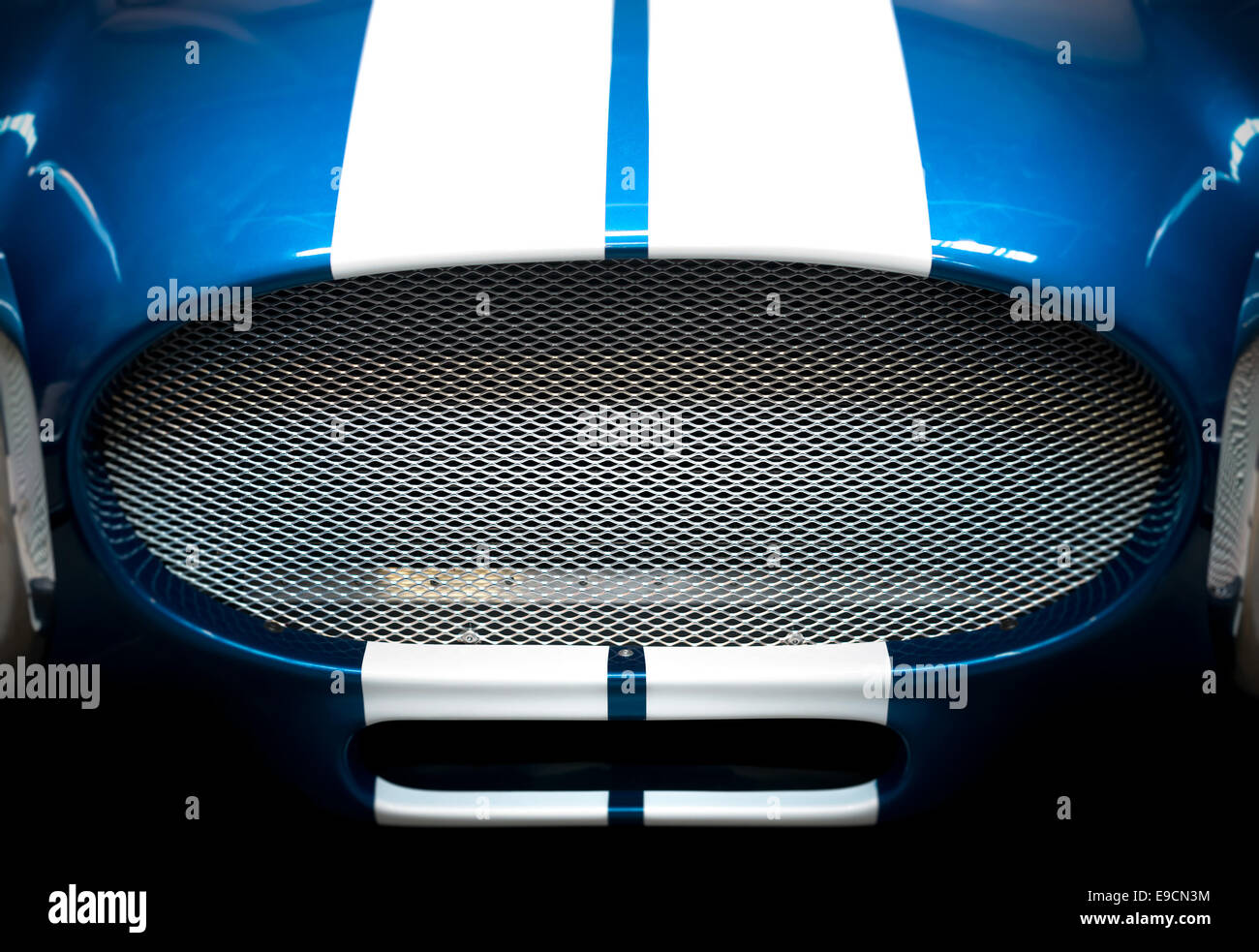 Dettaglio della griglia del blu e bianca a strisce Classic Car Foto Stock