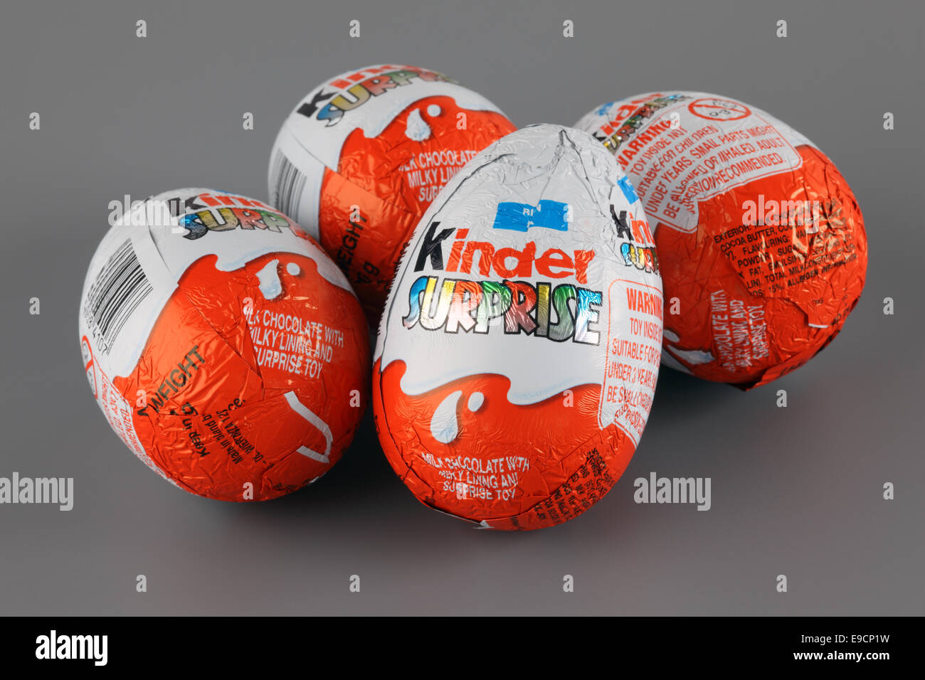 Tambov, Federazione Russa - Aprile 04, 2013 Quattro Kinder sorpresa uova su sfondo grigio. Foto Stock