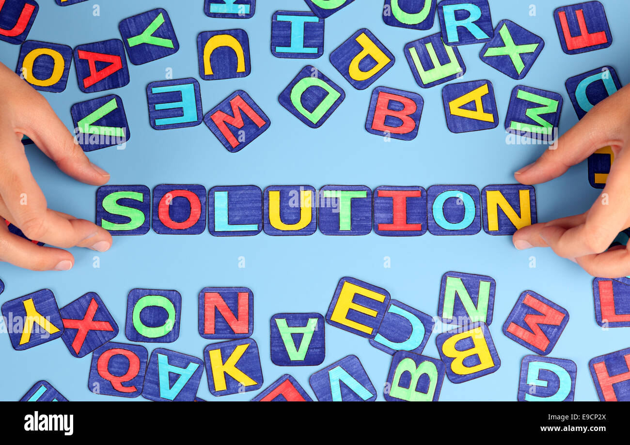 La parola " soluzione " Scrivi su sfondo blu con la donna con le mani in mano e lettere. Lettere disegnati da me. Foto Stock