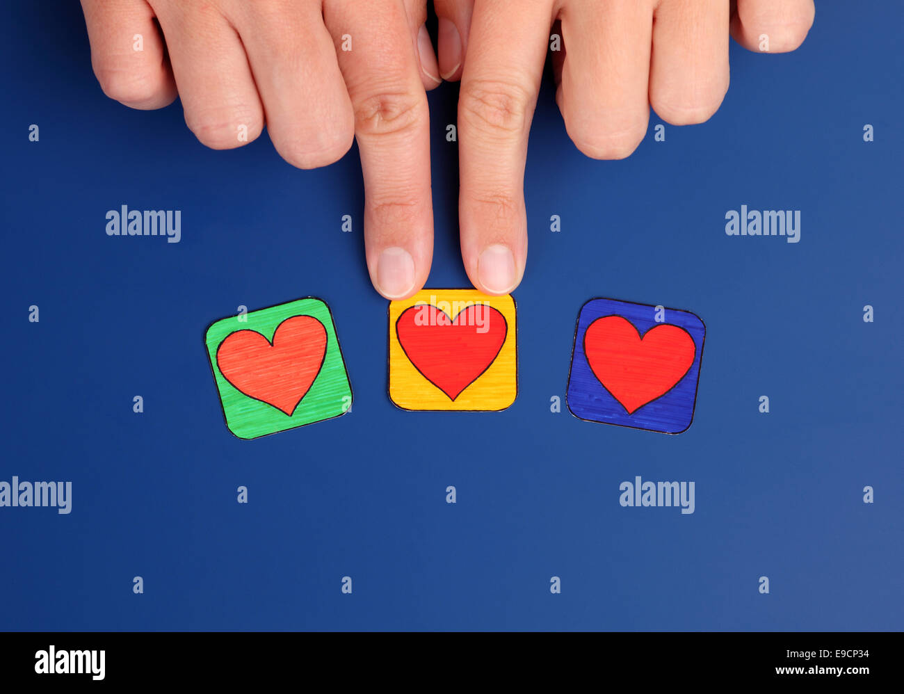 Tre cuori su sfondo blu con le mani delle donne. Cuore disegnare da me. Foto Stock