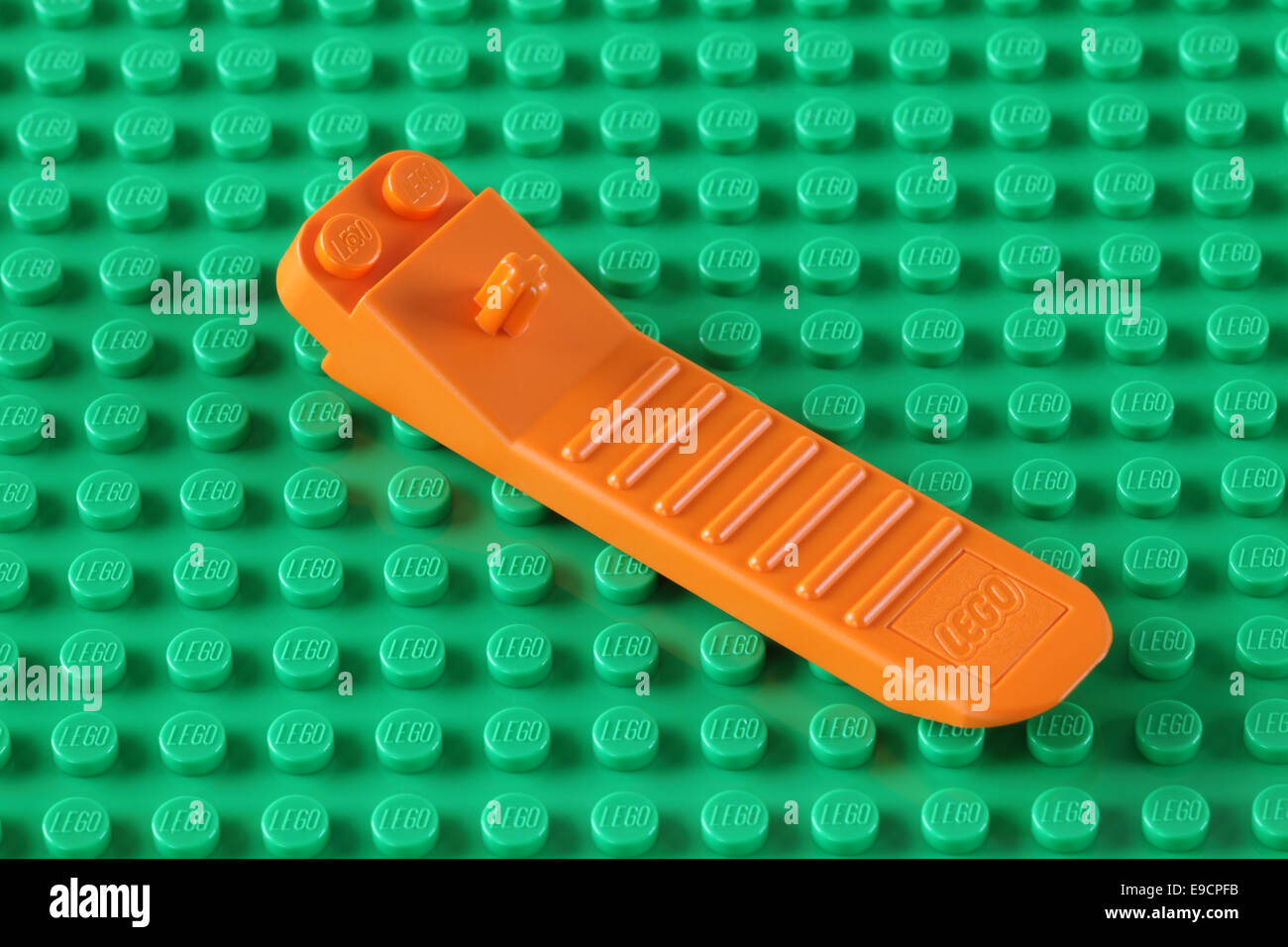 Tambov, Federazione Russa - Maggio 08, 2013 LEGO arancione separatore di mattoni su una piastra di base verde. Studio shot. Foto Stock