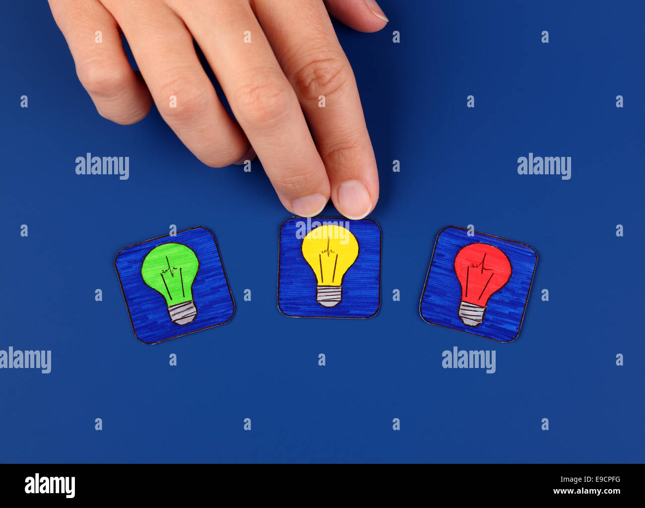 Tre lampadine su sfondo blu con la donna la mano. Immagini tratte da me. Foto Stock