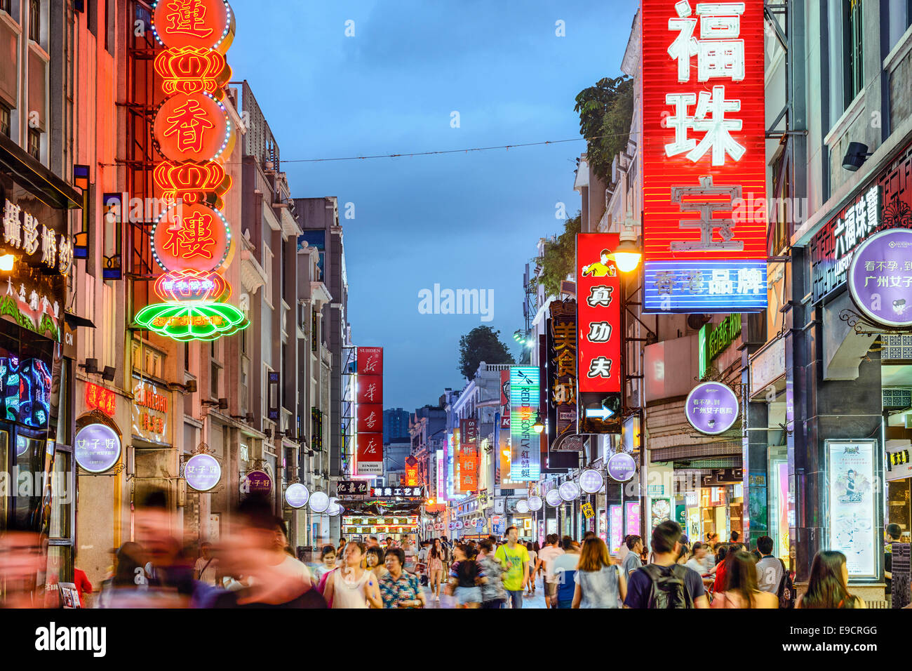 GUANGZHOU, Cina - 25 Maggio 2014: pedoni attraversano Shangxiajiu Strada Pedonale. La strada è la principale via dello shopping distric Foto Stock