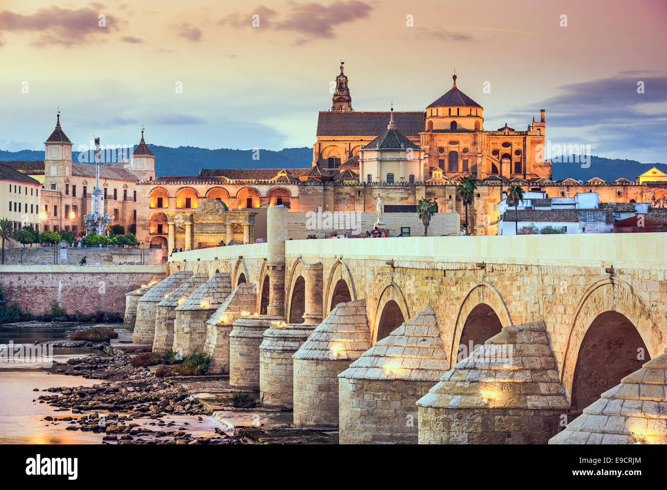 Cordoba, Spagna vista del Ponte Romano e Moschea-cattedrale sul fiume Guadalquivir. Foto Stock