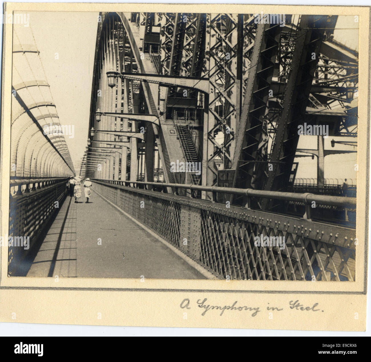 Questa fotografia, intitolata "A Symphony in Steel", probabilmente cattura il processo industriale o l'arte dietro la produzione dell'acciaio. L'immagine sottolinea la forza e la bellezza che si trovano nel lavoro industriale. Foto Stock