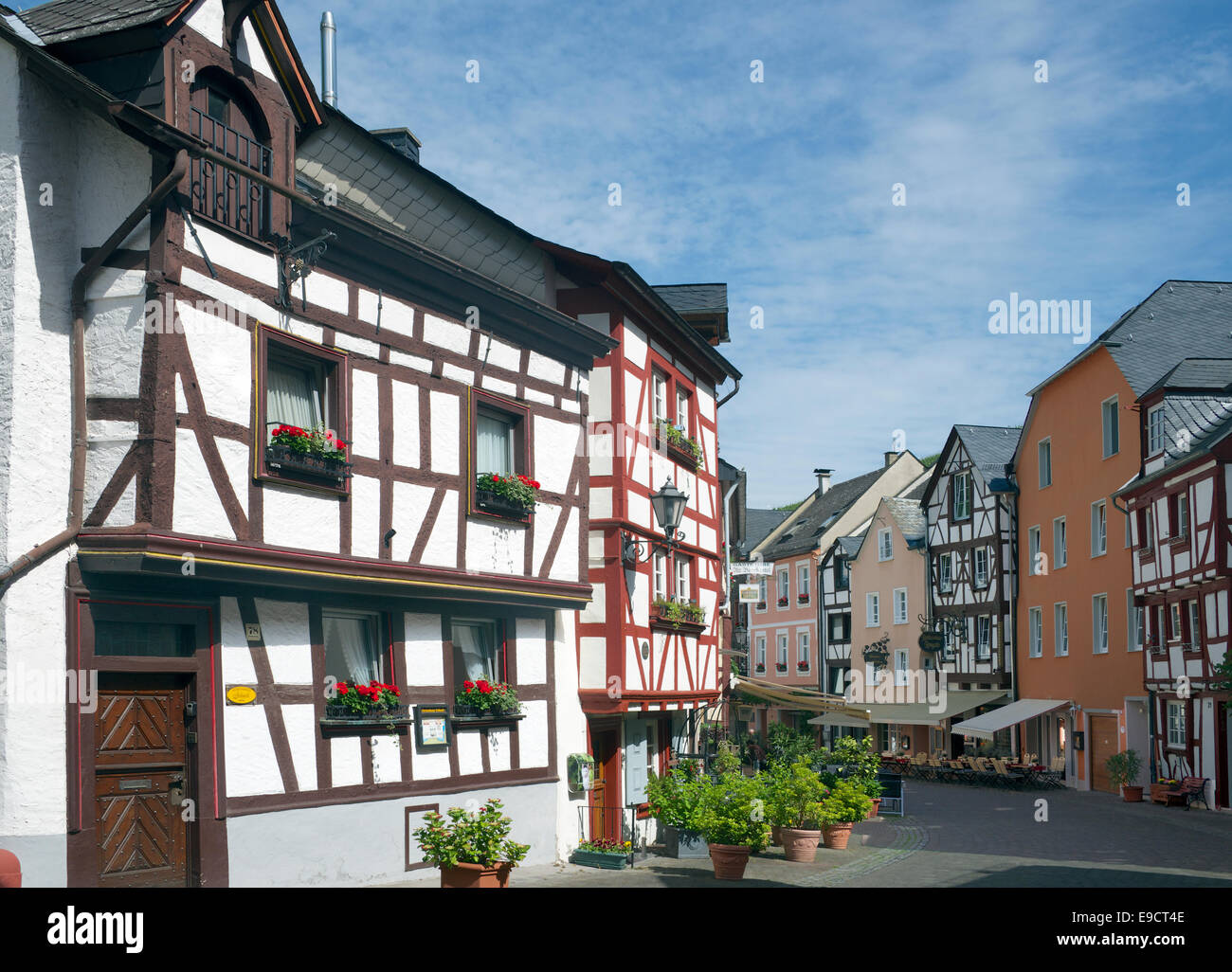 Graticcio edifici città vecchia Bernkastel-Kues Valle della Mosella in Germania Foto Stock