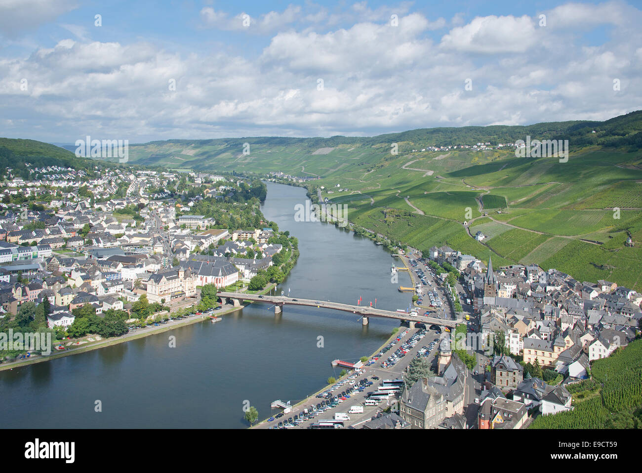 Vista panoramica Fiume Moselle e Bernkastel-Kues Valle della Mosella in Germania Foto Stock