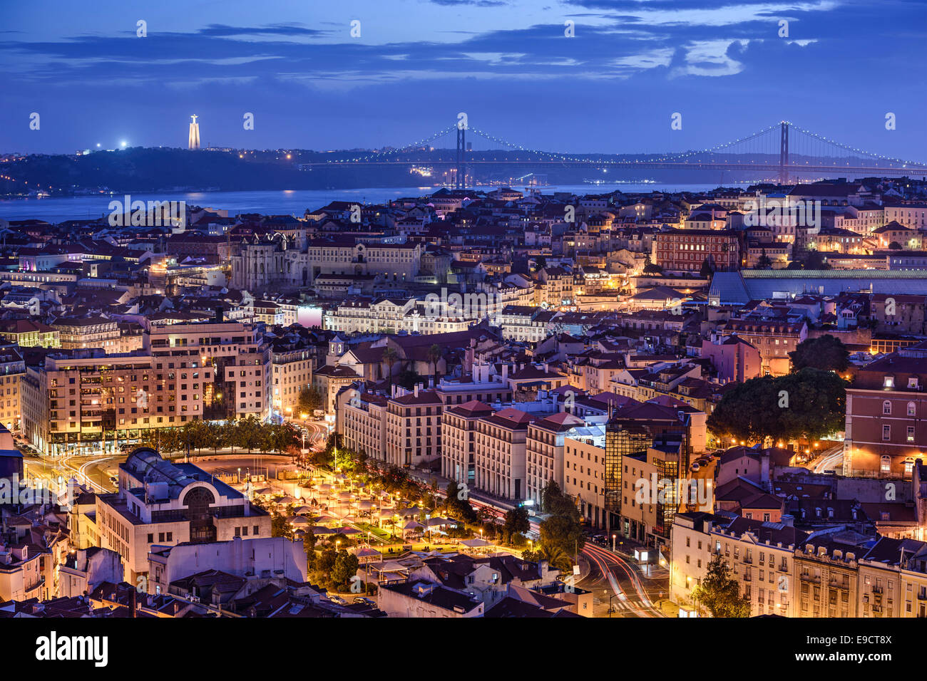 Lisbona, Portogallo skyline notturno. Foto Stock