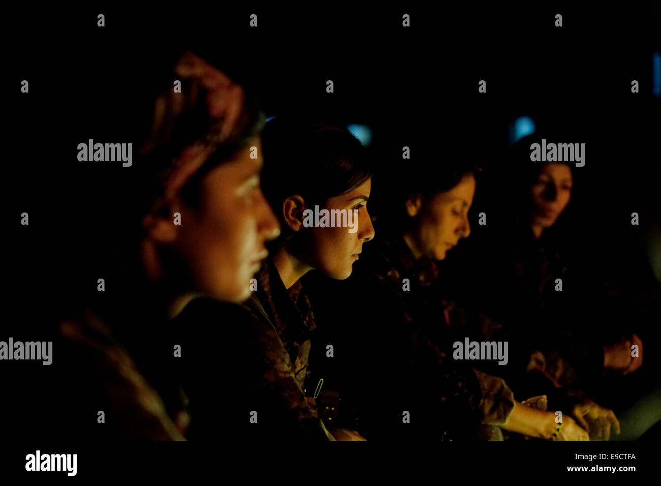 Combattenti curdi dalla donna Unità di Protezione YPJ siting intorno a un falò in Al Hasakah o distretto Hassakeh nella Siria settentrionale Foto Stock