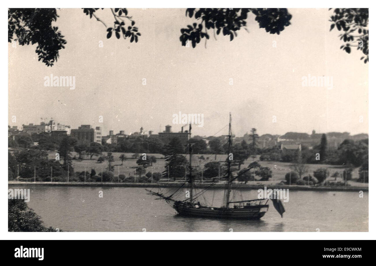 Una fotografia della replica della "HMS Supply", una nave navale britannica che giocò un ruolo chiave nella prima flotta in Australia. La replica è attraccata nel porto di Sydney, riflettendo il suo significato storico. Foto Stock