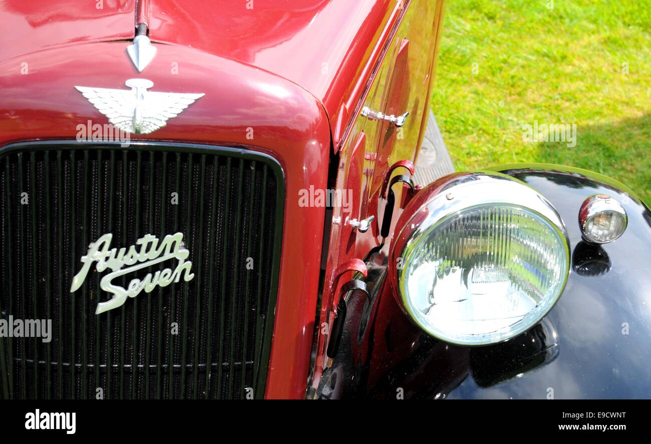 NOTTINGHAM, Regno Unito. 1 Giugno 2014: vista dell'auto d'epoca in vendita in Nottingham, Inghilterra. Foto Stock