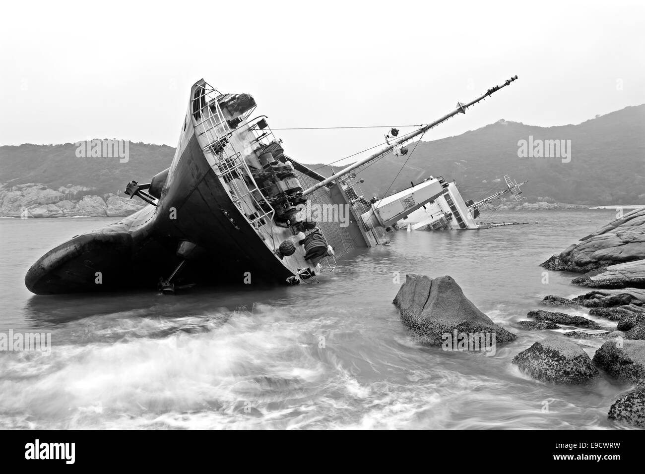 Seascape immagine in bianco e nero di una nave abbandonata Foto Stock