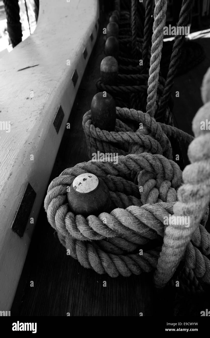 Belaying pin e corda avvolto a spirale su un Tall Ship. Foto Stock