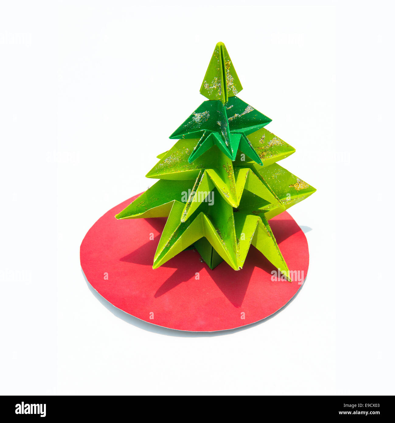Origami verde albero di natale isolato su sfondo bianco Foto Stock