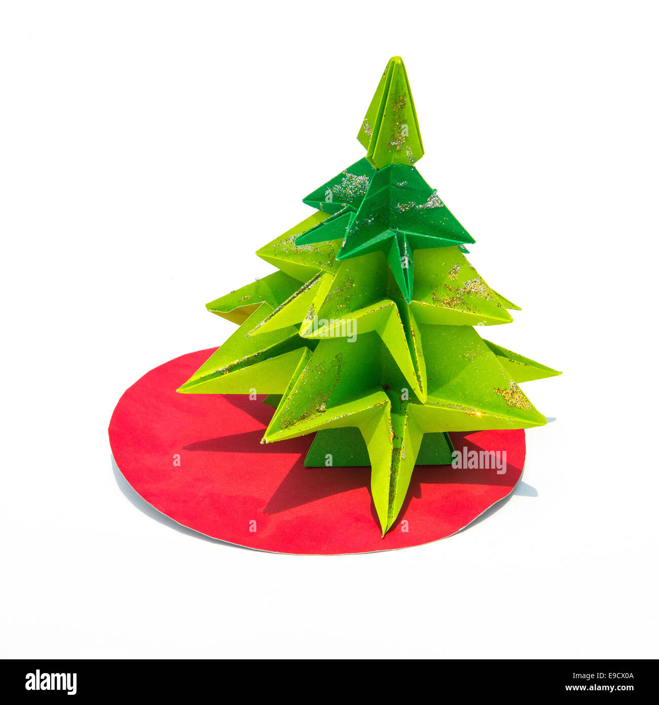 Origami verde albero di natale isolato su sfondo bianco Foto Stock