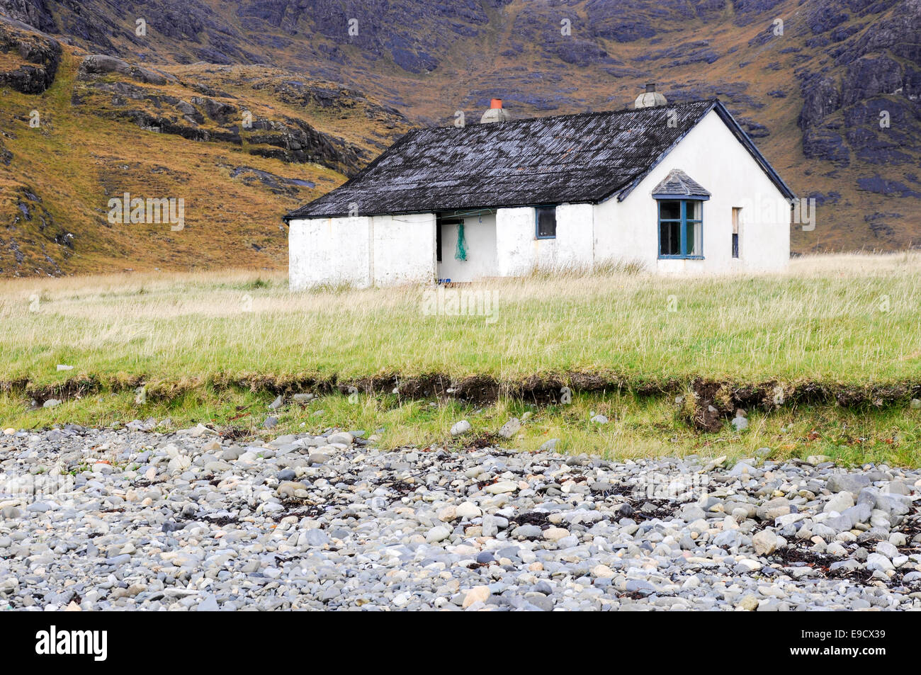 Bothy a Camasunary, una località remota vicino Elgol sull'isola di Skye. Colori autunnali nel paesaggio delle brughiera. Foto Stock