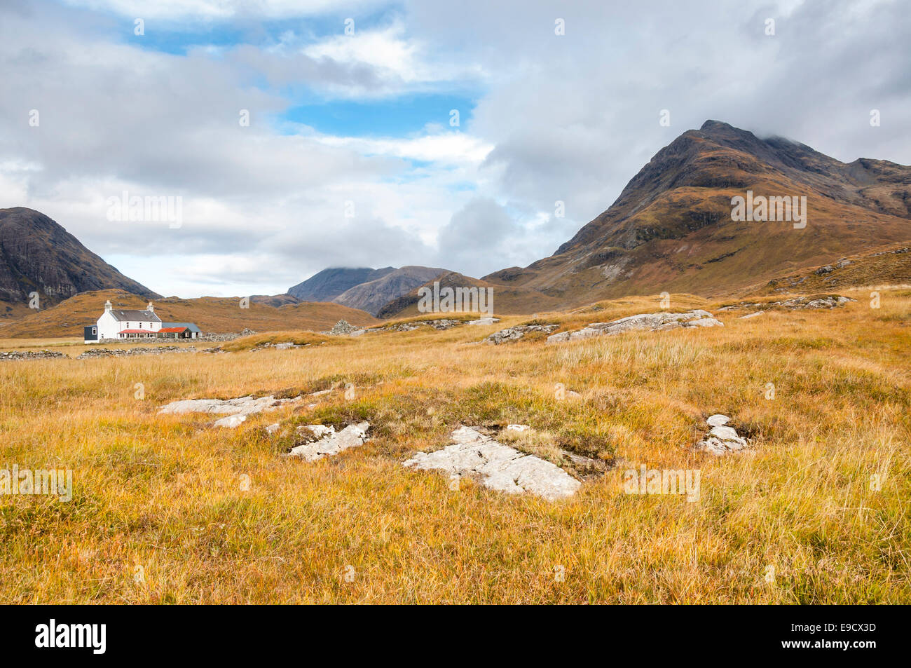 Camasunary, una posizione remota vicino Elgol sull'Isola di Skye. I colori autunnali nel paesaggio di brughiera. Foto Stock