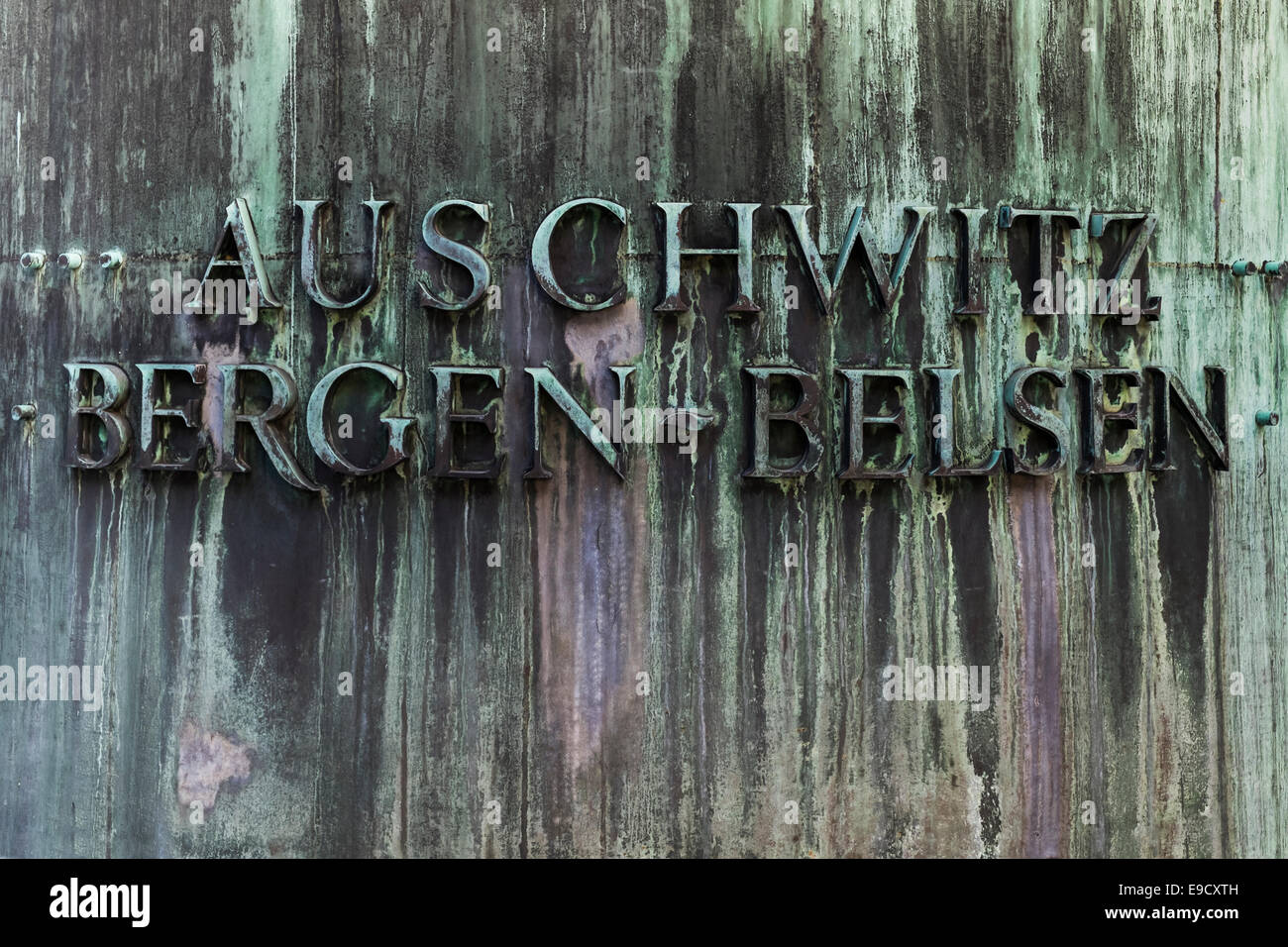 Cortile interno del monumento commemorativo dell'olocausto, iscrizione dei nomi dei campi di sterminio di Auschwitz e bergen-belsen Foto Stock