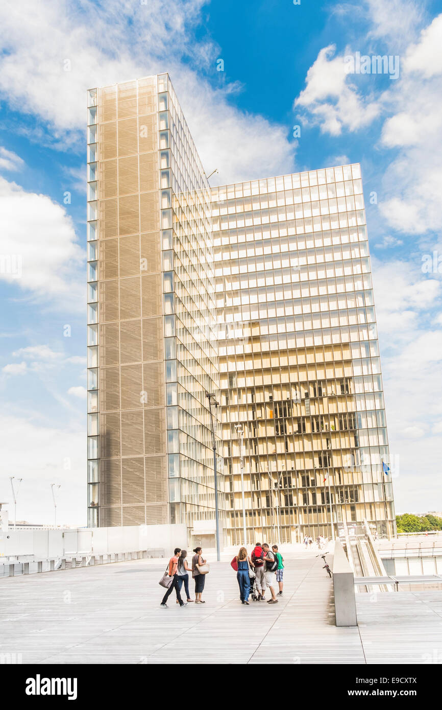 Un gruppo di giovani di fronte ad una delle torri della nuova biblioteca nazionale di Francia e alla Bibliothèque nationale de France Foto Stock