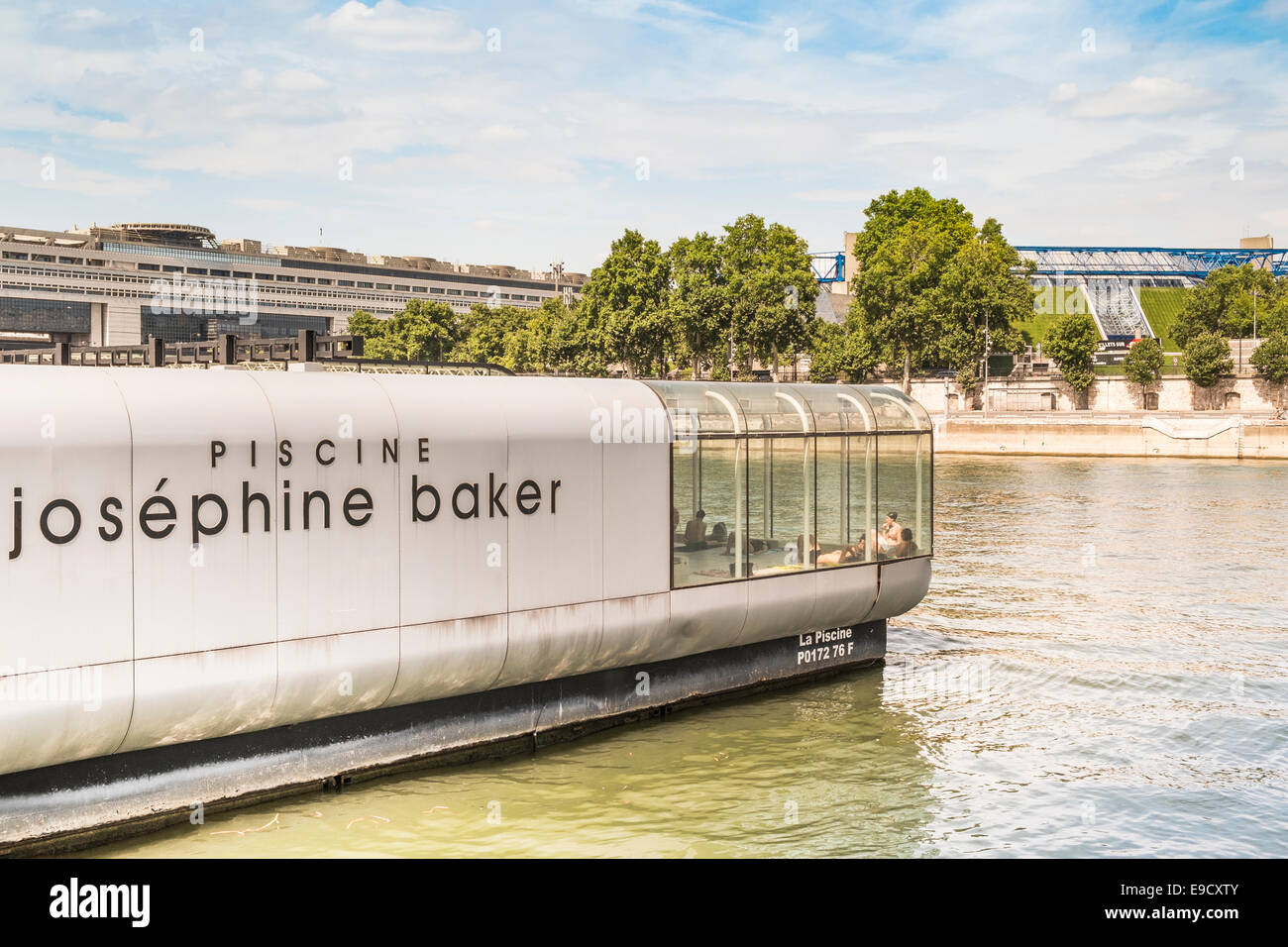 Convertible Josephine Baker piscina ancorato su un pontone ratlike piattaforma nel fiume Senna, Parigi, Ile de france Foto Stock