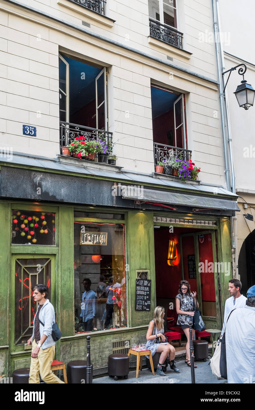 Scena di strada al di fuori di les etages bar, Rue Vieille du Temple, quartiere di Marais, Parigi, Ile de france, Francia Foto Stock